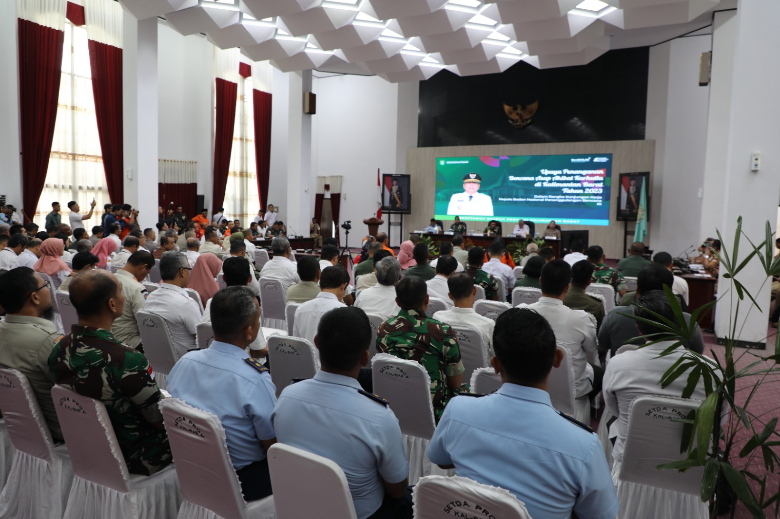Rapat Koordinasi Penanganan Darurat Bencana Asap Akibat Kebakaran Hutan dan Lahan di Kalimantan Barat Tahun 2023 di Balai Petitih Kantor Gubernur Kalimantan Barat, Rabu, (20/9).